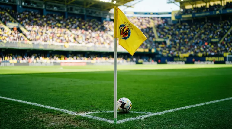 Jugador de fútbol ejecutando un saque de esquina en un campo de césped natural con el banderín de córner en primer plano