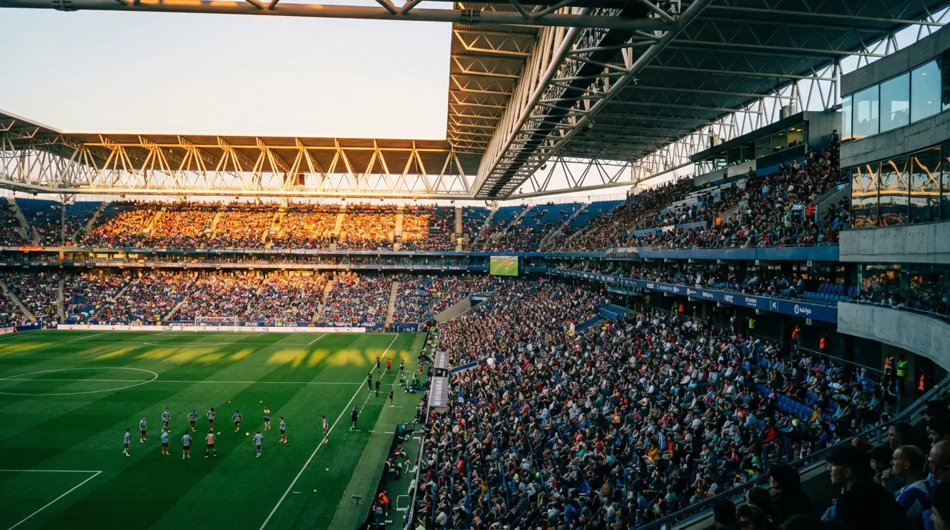 Estadio de fútbol de LaLiga EA Sports durante un partido de Primera División con las gradas llenas